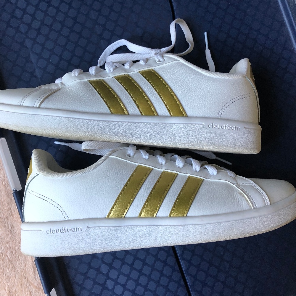 ADIDAS CLOUDFORM SZ. 9 EUC GOLD STRIPES
